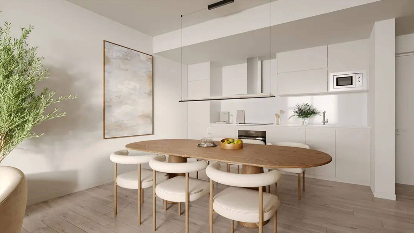 Moderne eetkamer en keuken interieur met houten tafel en witte stoelen.