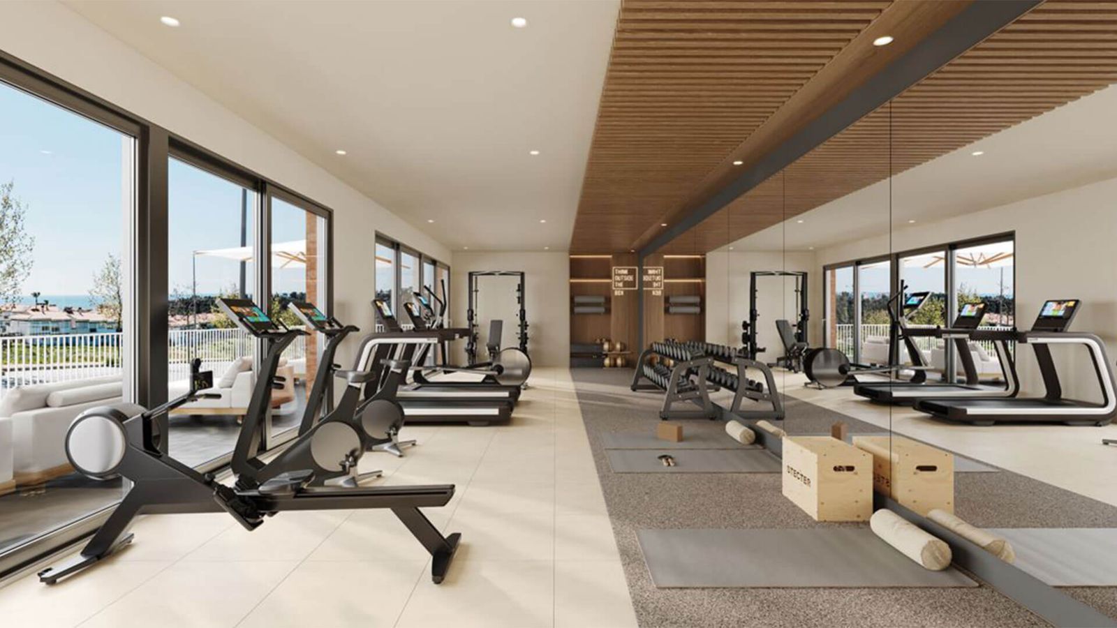 Moderne fitnessruimte met uitzicht op de oceaan.